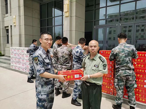 人人健康集團(tuán)慰問駐蒙部隊1.jpg